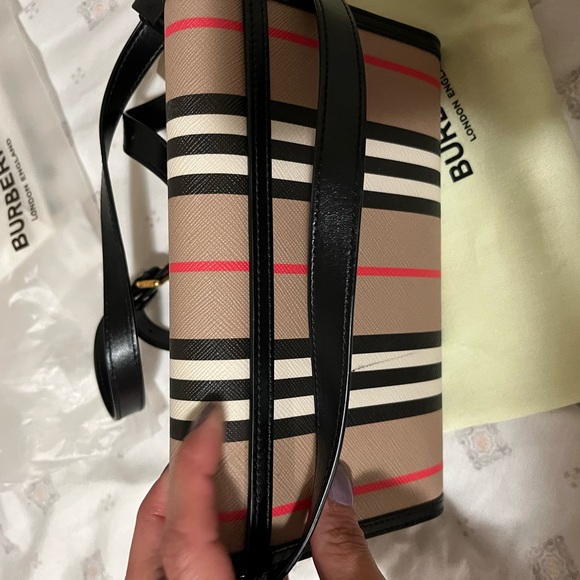 It’s a really cute Burberry purse brand new never used it with tags - Picture 5 of 9